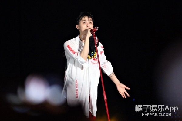 權(quán)志龍最新演唱會音樂盛宴震撼再現(xiàn)，現(xiàn)場視頻火熱來襲！